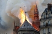 Đám cháy dữ dội bao phủ Nhà thờ Đức Bà Paris, đỉnh tháp 850 năm tuổi sụp đổ