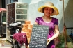 Gặp cô bán rau vui tính ở Sài Gòn với tấm bảng 