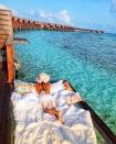 Góc ngược đời: Ngày xưa thì tranh nhau ở resort 5 sao nhưng giờ ai đi Maldives cũng đòi... ra giữa biển ngủ!