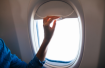 Sự thật: hành khách luôn phải mở cửa sổ máy bay khi cất cánh hoặc hạ cánh, đã bao giờ bạn tự hỏi vì sao chưa?